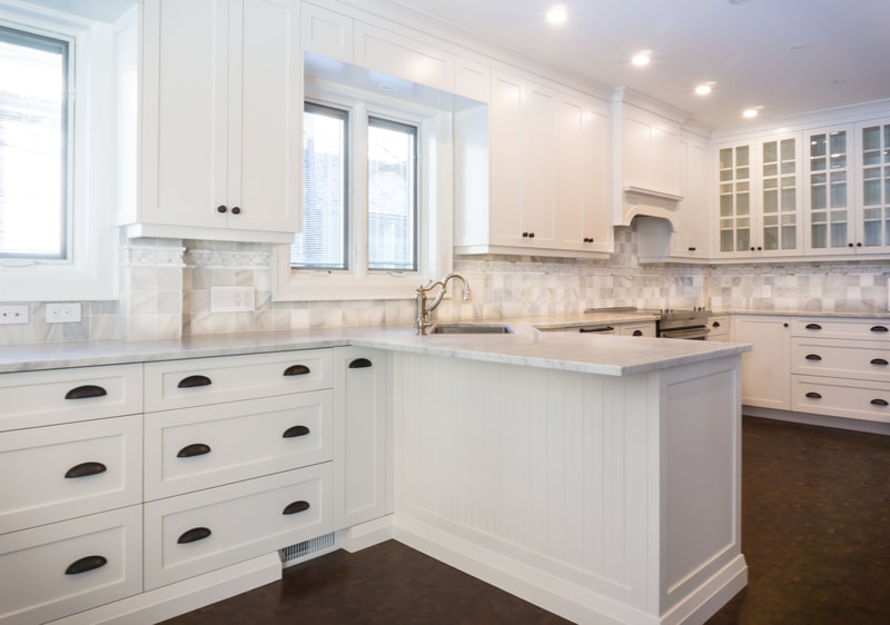 Traditional white kitchen with shaker doors and marble counters