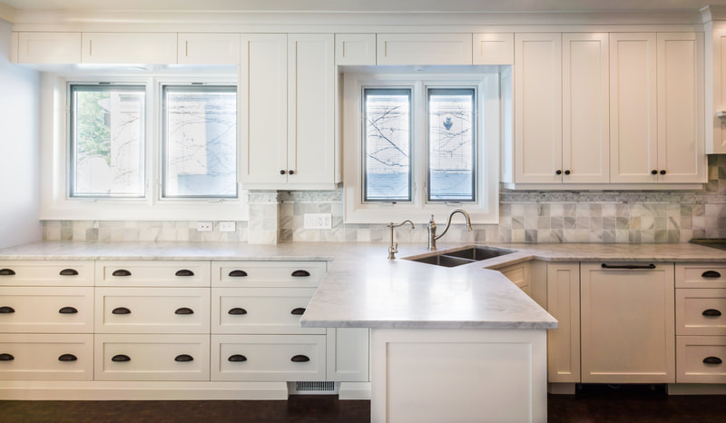 Traditional white kitchen with shaker doors and marble counters